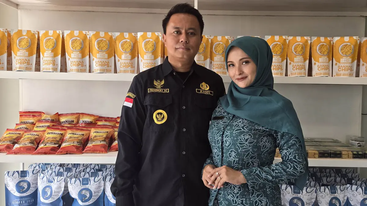 SALING SUPPORT: Kepala Desa Pondokkelor Fredericks Ade Candra, S.T. bersama istri, sekaligus Ketua TP PKK Desa Pondokkelor Esti Alfianing Tyas, A.Md.Keb. 
