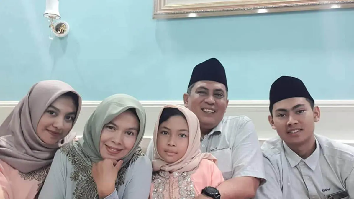 SAYANG KELUARGA: Rosman Ariansyah bersama istri dan dua anaknya.
