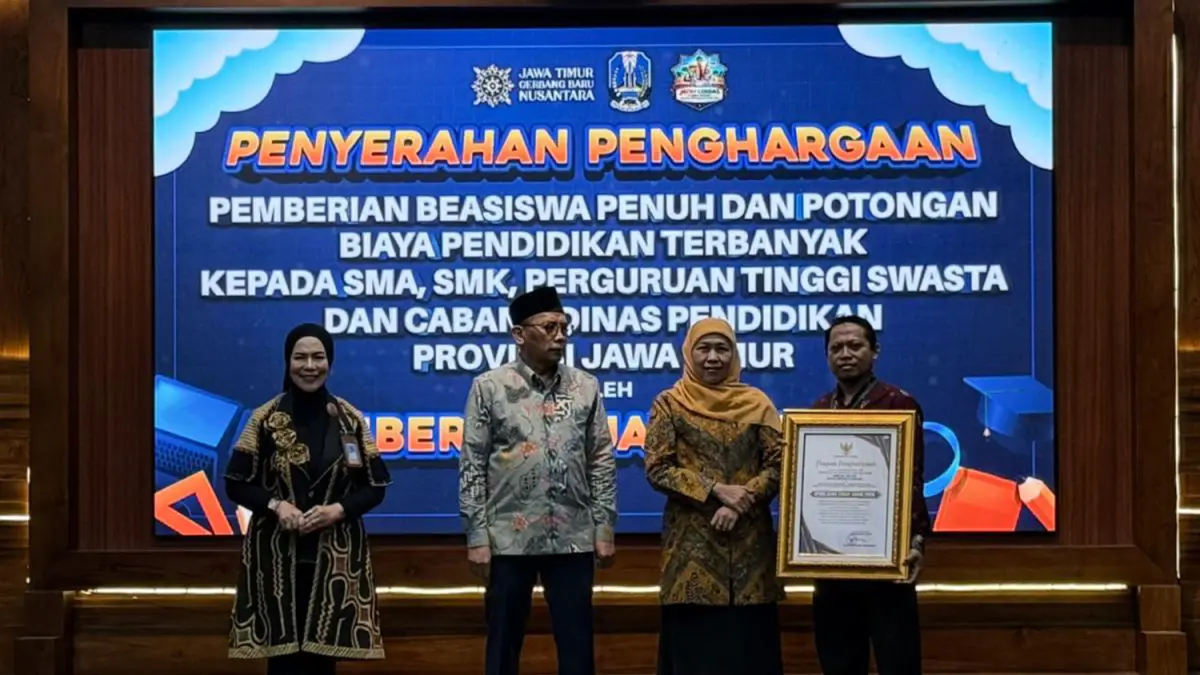 SEREMONI: Gubernur Khofifah Indar Parawansa saat hadir dalam seremoni penyerahan beasiswa penuh kepada SMA, SMK pergurutan tinggi swasta dan cabang dinas pendidikan Jawa Timur. 