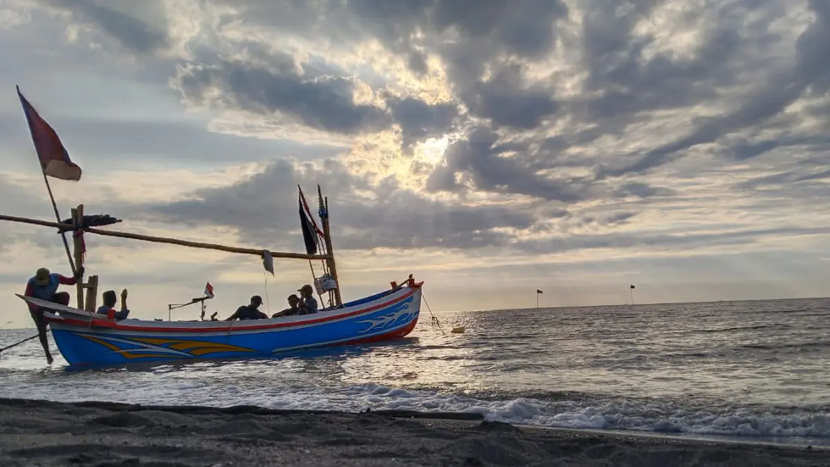 SIAP BERANGKAT: Sejumlah nelayan siap berangkat berburu ikan melalui Pantai Duta Paiton, Probolinggo. (RUDIANTO/JAWA POS RADAR BROMO)