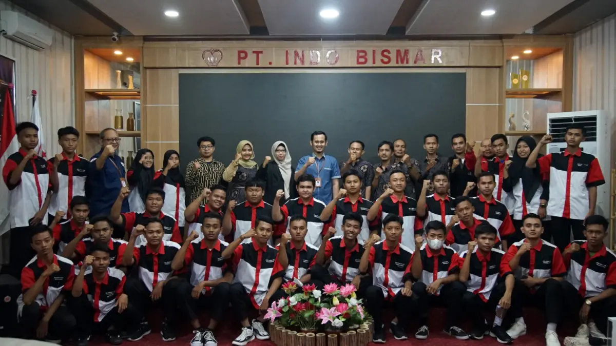 SIAP KERJA: Siswa-siswi SMK A Yani berpose usai melajukan kunjungan di PT Indo Bismar. 