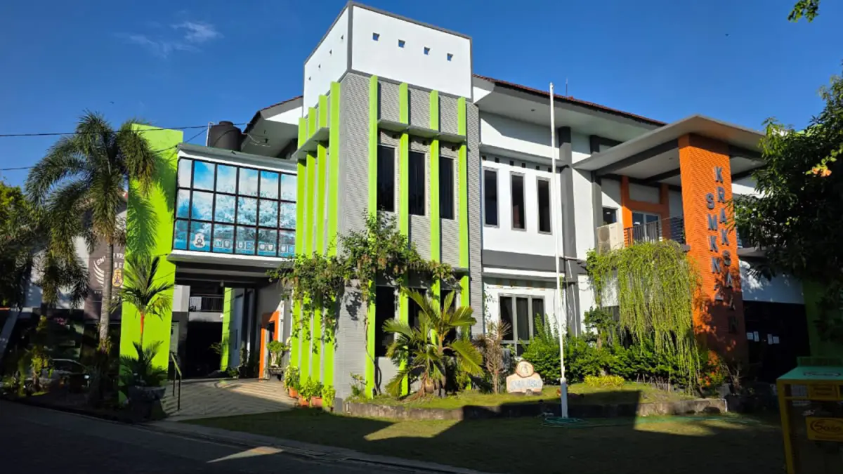 SMKN 2 Kraksaan saat dipotret dari depan. 
