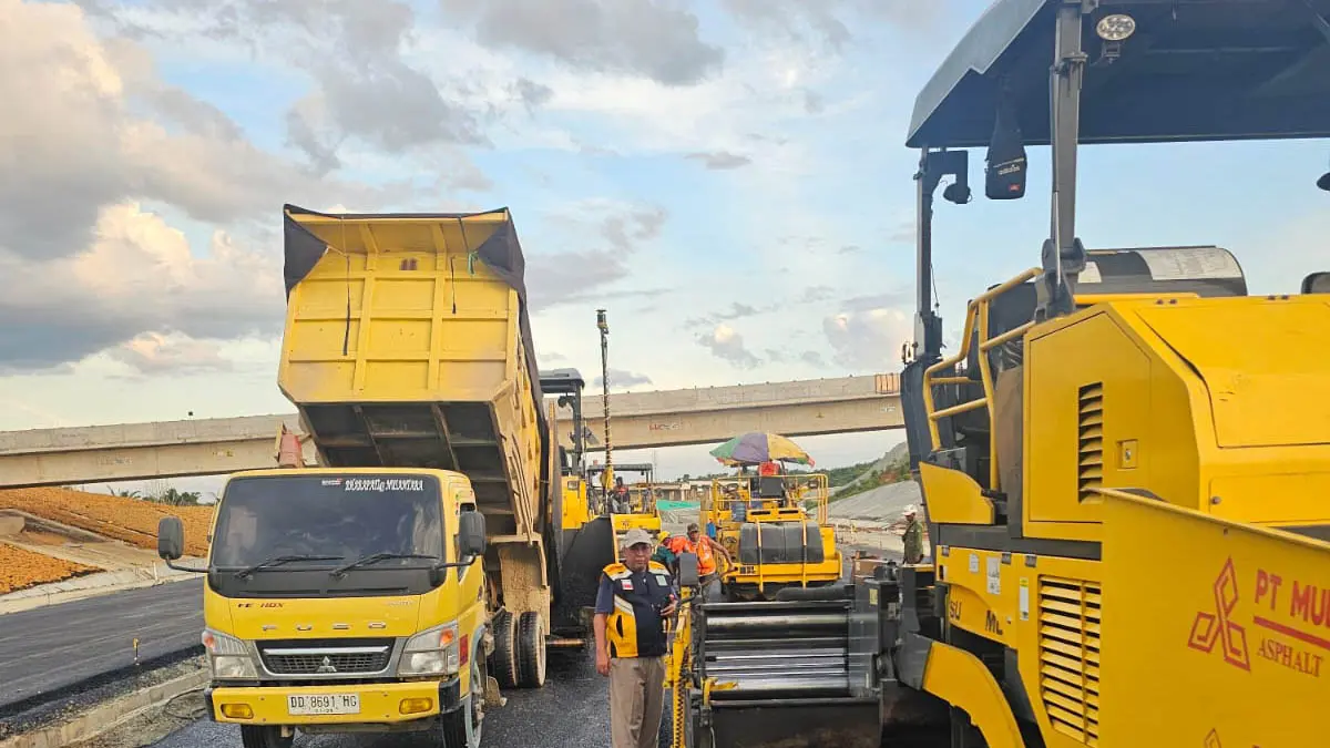 SPESIALIS ASPHALT MIXING: Rosman Ariansyah memantau pekerjaan jalur bebas hambatan IKN segmen Jembatan Pulau Balang.