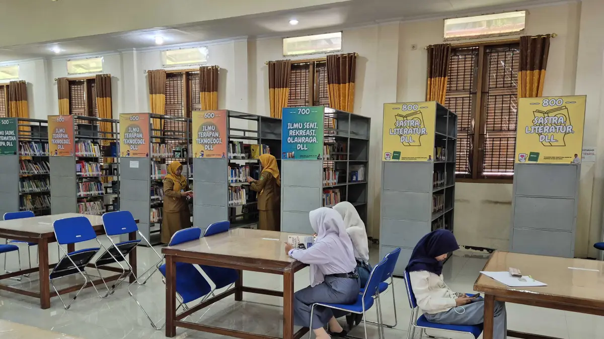 TAMBAH ILMU: Sejumlah pengunjung membaca buku di Perpusda Sekargadung, Kota Pasuruan. (FAHRIZAL FIRMANI/JAWA POS RADAR BROMO)