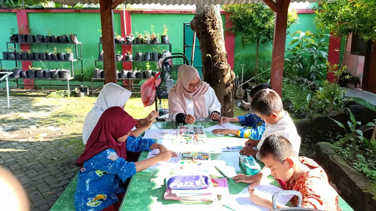 TERAMPIL: Seorang siswi SLB Sinar Harapan 3 Kota Probolinggo saat membuat batik.