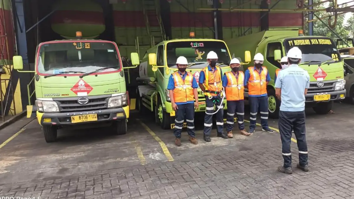 TERAPKAN K3: Briefing keselamatan kerja (safety briefing) dan pengecekan APD driver sebelum pengiriman produk ke area tambang dan lokasi kerja berisiko tinggi sebagai bagian penerapan K3 PT Berdikari Jaya Bersama.