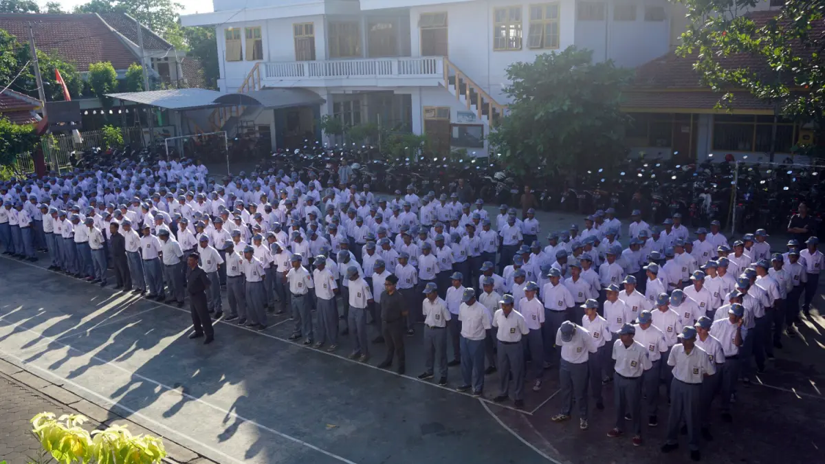 TERTIB: Siswa-siswi SMK A Yani saat mengikuti upacara bendera.  