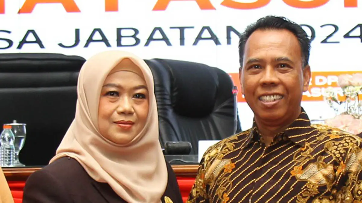 TUGAS PARLEMEN: Ita Fidayanti bersama sang suami Dr Somardjono MPd saat pelantikan DPRD Kota Pasuruan. Suaminya juga menjadi anggota DPR di Privinsi Jatim. (dok Pribadi)