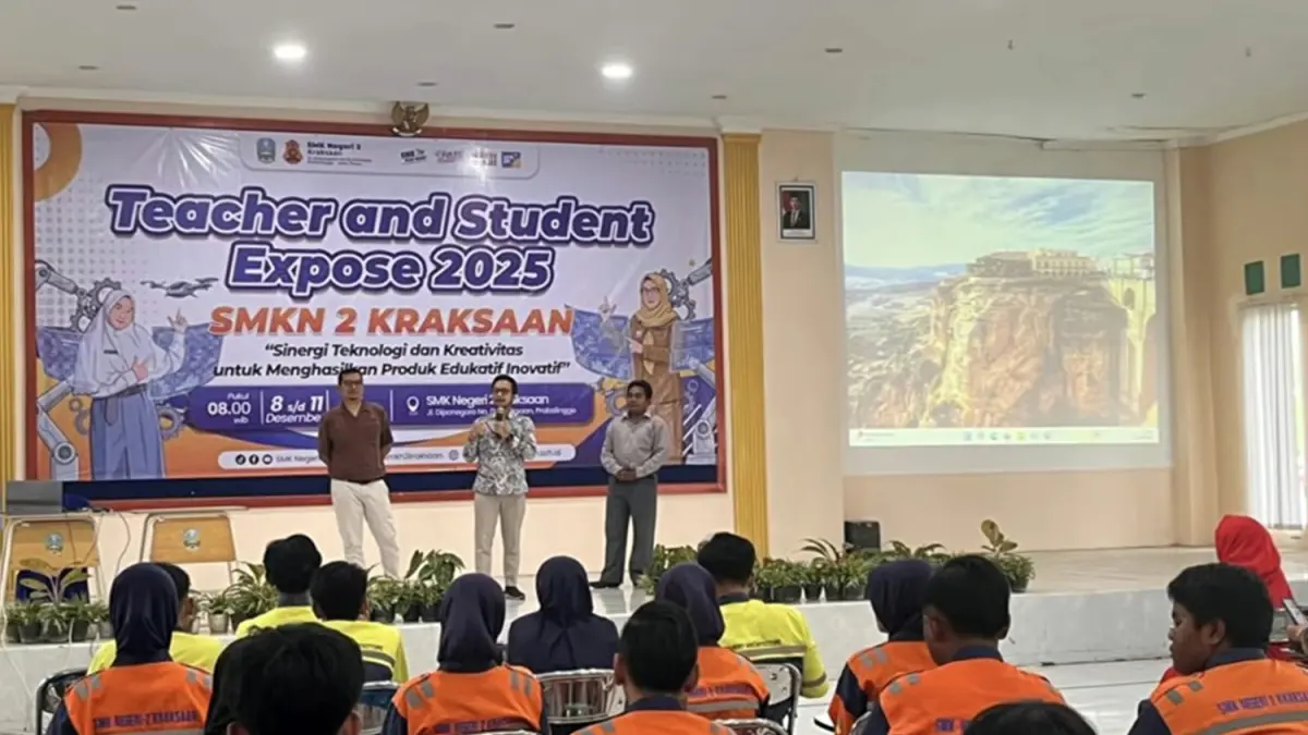 UNJUK KARYA: Untuk menampilkan karya inovatif guru dan siswa, SMKN 2 Kraksaan menggelar Teacher and Student Expose 2025.