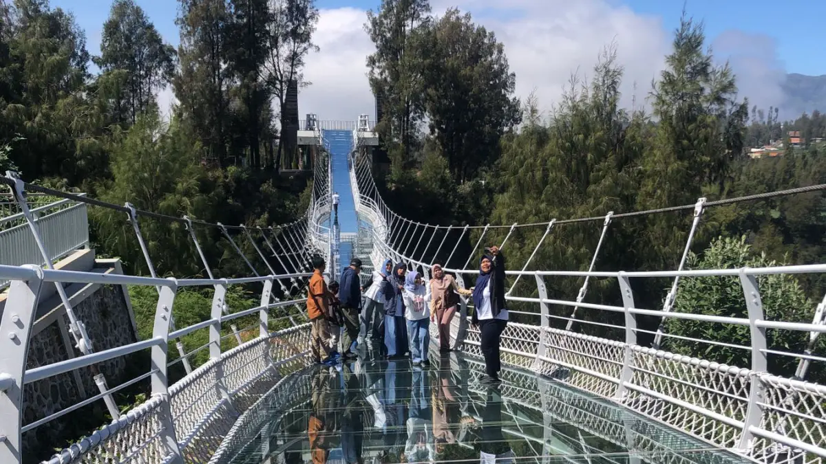 UNTUK UMUM: Jembatan Kaca Bromo atau Bromo Sky Bridge, resmi dibuka untuk umum.&nbsp;(ISTIMEWA)