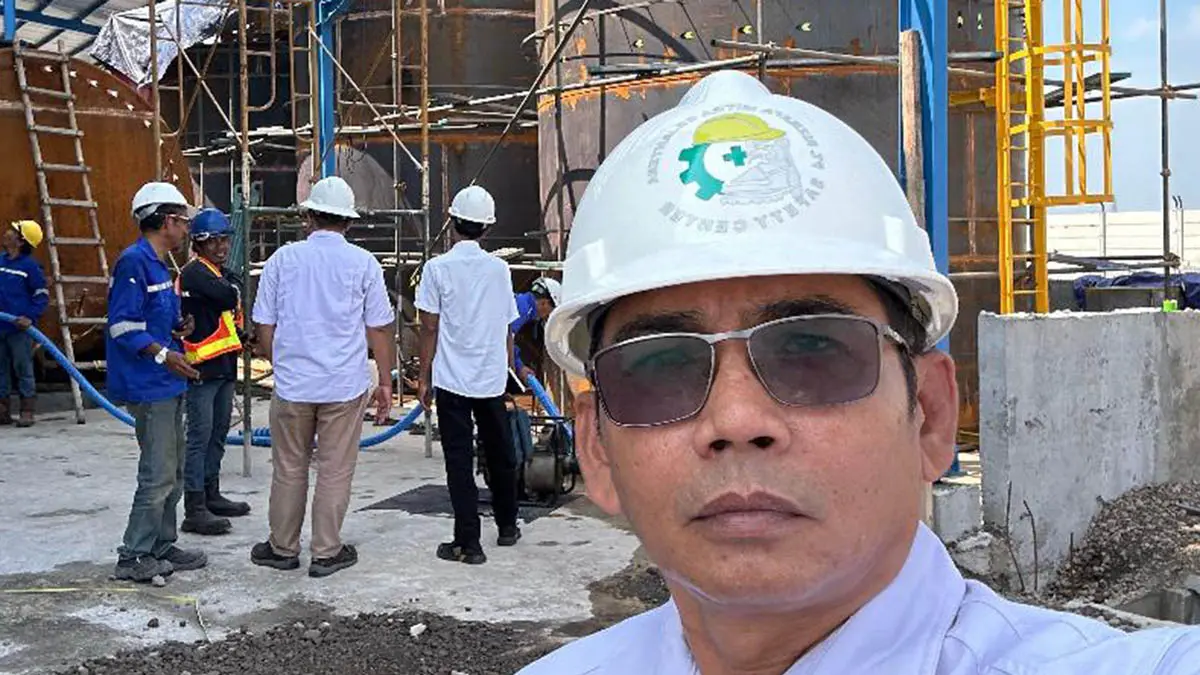 UTAMAKAN SAFETY: Zainul Fitri saat meninjau mitra bisnisnya di bidang kesehatan dan keselamatan kerja. (Foto: dok pribadi)