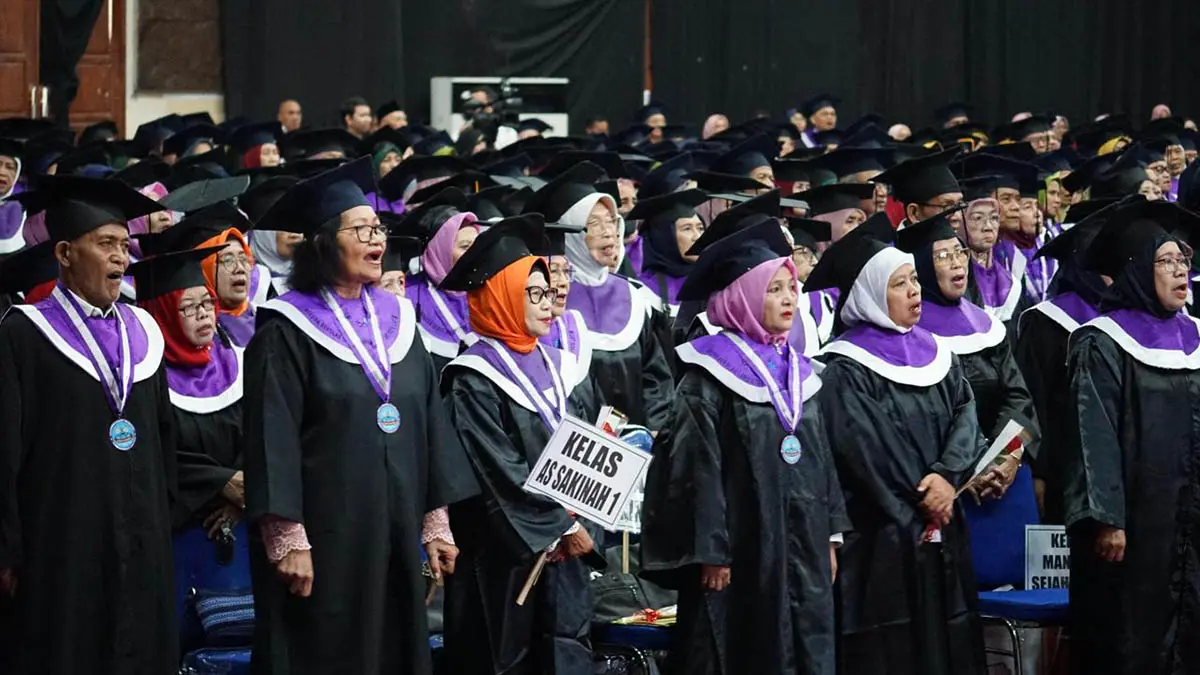 BAHAGIA: Para siswa Selantang yang akhirnya diwisuda. (Diskominfotik Kota Pasuruan for Radar Bromo)