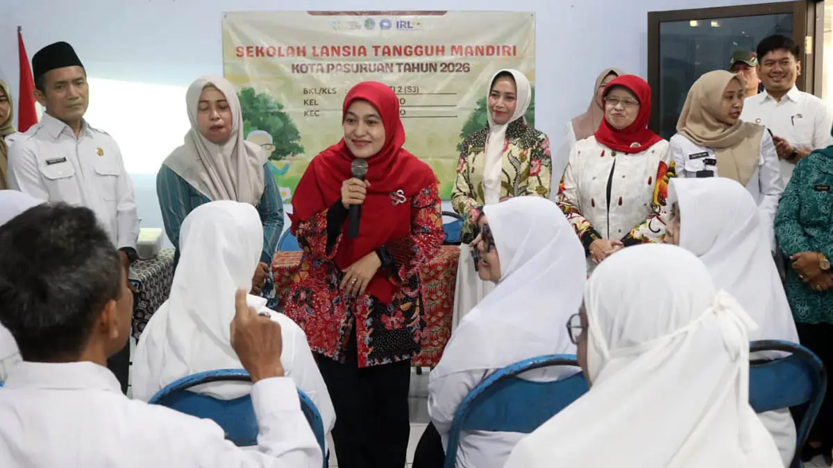 BERBAGI: Ketua TP PKK Kota Pasuruan, Suryani Firdaus, memberi materi di Selantang. (Diskominfotik Kota Pasuruan for Radar Bromo)