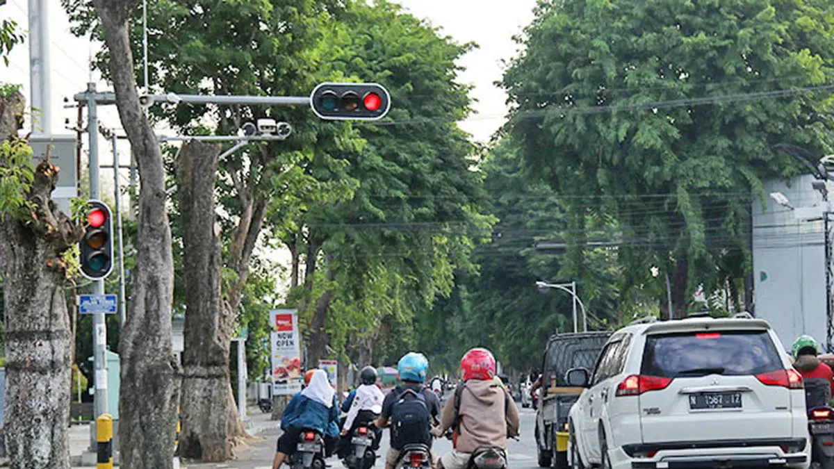 BERHENTI SEJENAK: Kendaraan yang berhenti di traffic light Jalan Wahidin Sudiro Husodo Kota Pasuruan saat pagi hari. Nampak traffic light yang juga terpasang CCTV ETLE. (Foto: M Zubaidillah Jawa Pos Radar Bromo)