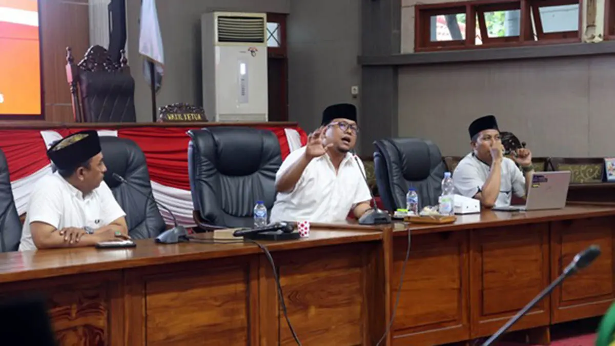 BERI SOLUSI: Dewan saat memberikan paparan dan penjelasan dalam sebuah rapat kerja. (Sekretariat DPRD Kota Pasuruan for Radar Bromo)
