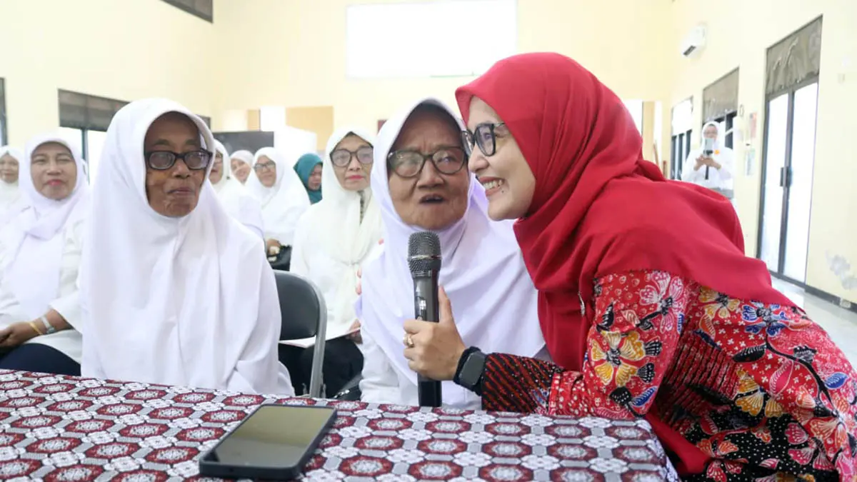 DEKAT: Ketua TP PKK Kota Pasuruan, Suryani Firdaus saat mengajak berbicara siswa Selantang. (Diskominfotik Kota Pasuruan for Radar Bromo)