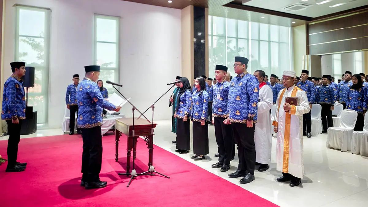 DILANTIK: Bupati Pasuruan M Rusdi Sutejo saat melantik CPNS menjadi PNS di ruang Auditorium Mpu Sindok, Kompleks Perkantoran Pemkab Pasuruan, Senin (29/6). (Pemkab Pasuruan for Radar Bromo)