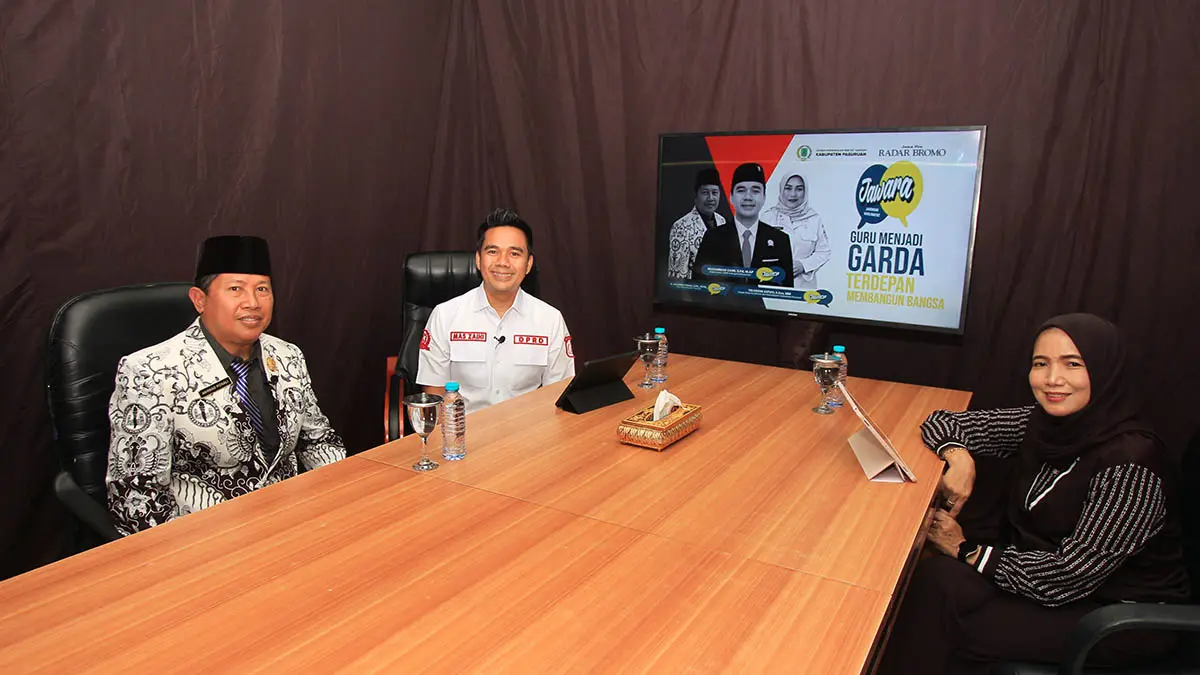 DISKUSI: Wakil Ketua II, Muhammad Zaini (tengah), dalam salah satu episode Jawara berbentuk podcast. (DPRD Kabupaten Pasuruan for Radar Bromo)