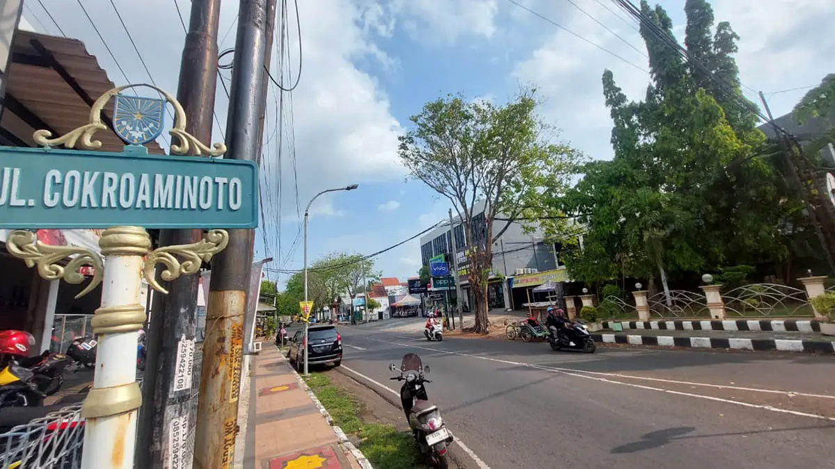 HARGA NAIK: Sejumlah pengendara melintas di Jalan HOS Cokroaminoto, Kota Probolinggo, yang akan direvitalisasi. (Arif Mashudi/Radar Bromo)