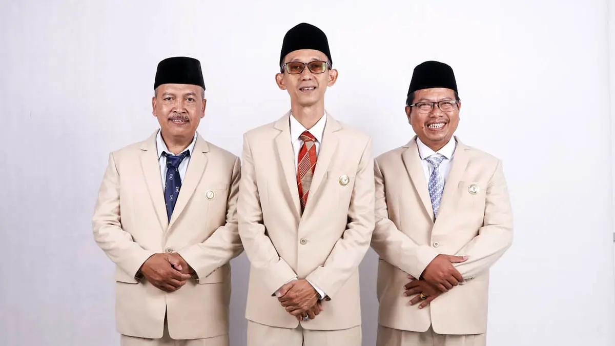 KOMPAK: Ketua BAZNAS Kabupaten Pasuruan H. Abdullah Nasih Nasor, S.Pd.I, (tengah) bersama jajaran wakil ketua, M. Mundzir, S.Ag, M.M.Pd (kiri) dan H.M. Abbas Fatoni, S.Pd (kanan). (BAZNAS Kabupaten Pasuruan for Radar Bromo)