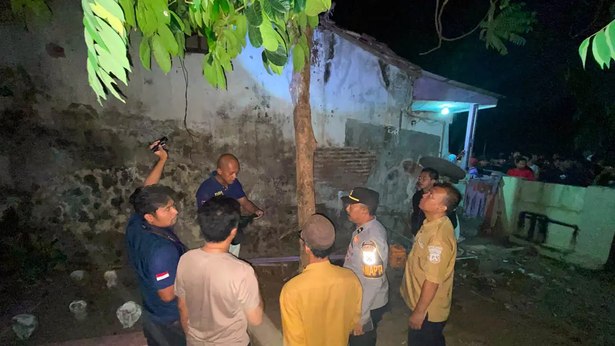 OLAH TKP: Anggota Polres Probolinggo Kota melakukan olah TKP kendat di Kecamatan Kedopok, Kota Probolinggo, Minggu (28/6) malam. (Polres Probolinggo Kota for Radar Bromo)