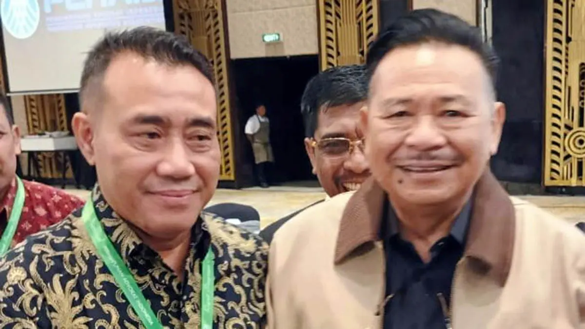 PEMBELA: Pensiun dari polisi, Endy Purwanto SH (kiri) kini aktif sebagai pengacara dan membela masyarakat. Karena peranannya ini, ia dekat dengan tokoh-tokoh penting. Dokumentasi Pribadi for Radar Bromo