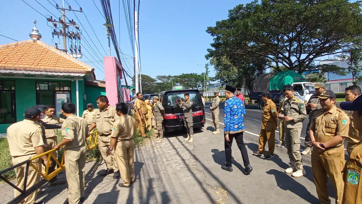 PENERTIBAN: Petugas Satpol PP dan pegawai di lingkungan Diskoperindag saat mendatangi Pujasera Jarwo. (Pemkab Pasuruan for Radar Bromo)