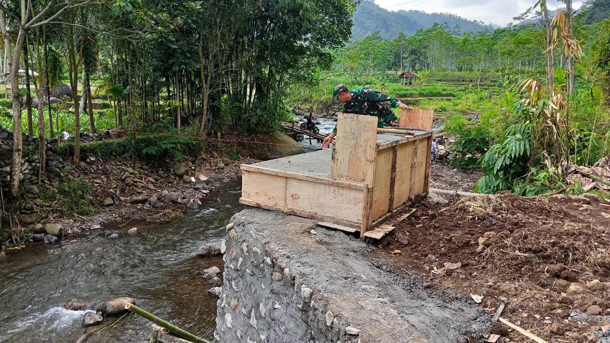 PERIKSA: Anggota Kodim 0820/Probolinggo saat melakukan pengecekan pembangunan jembatan di Desa Andungbiru, Kecamatan Tiris, Kabupaten Probolinggo. (Kodim 0820 Probolinggo for Radar Bromo)
