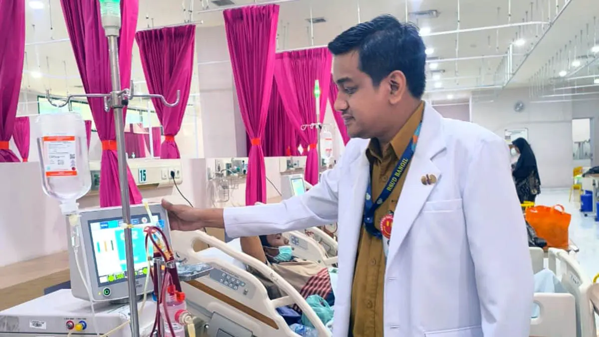 SEPENUH HATI: Dokter Ramadi mendedikasikan hidupnya untuk menangani pasien ginjal. Terutama di RSUD Bangil, tempatnya bernaung. (Dokter Ramadi for Radar Bromo)