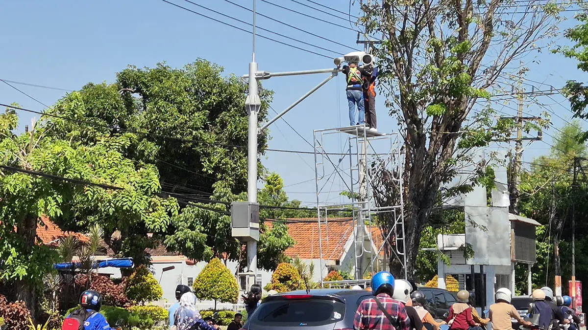SERVIS: Petugas saat melakukan perbaikan perangkat ETLE. Langkah yang dilakukan Korlantas Polri ini, dimaksudkan agar ETLE tersebut optimal. (Fahrizal Firmani/Radar Bromo)