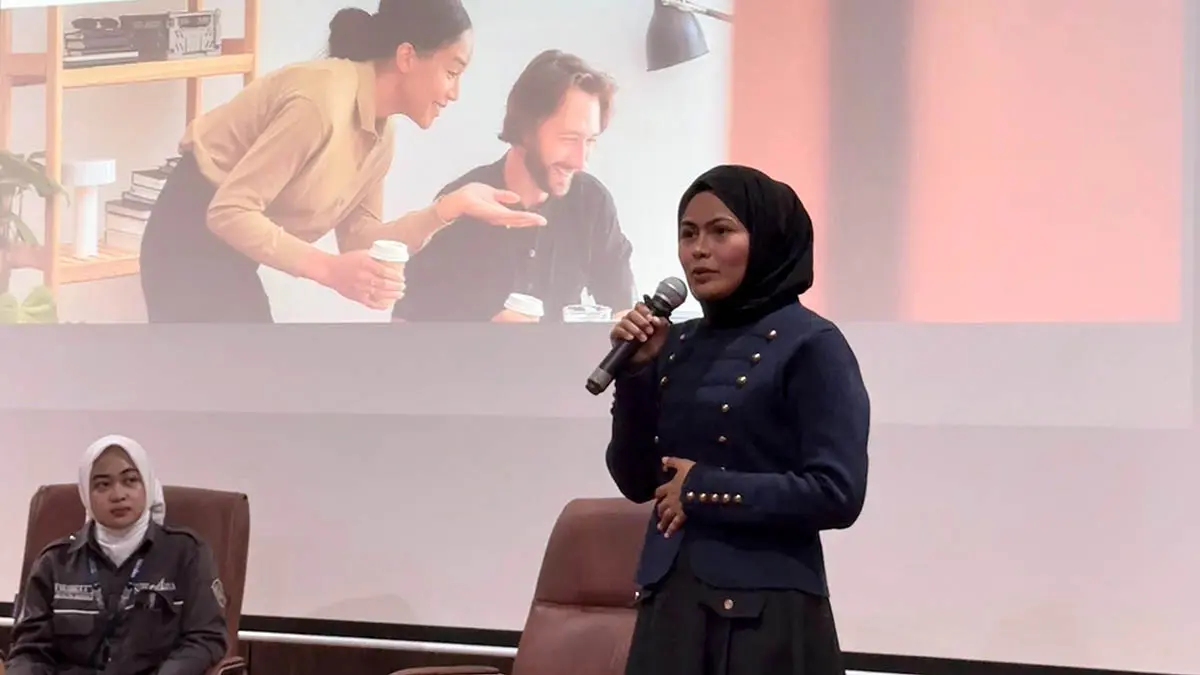 SHARING: Adinda Denisa S.Psi. M.M, wakil Ketua DPRD Kabupaten Pasuruan yang juga founder Arah Srikandi saat menjadi narasumber dalam sebuah seminar. (Adinda Denisa for Radar Bromo)