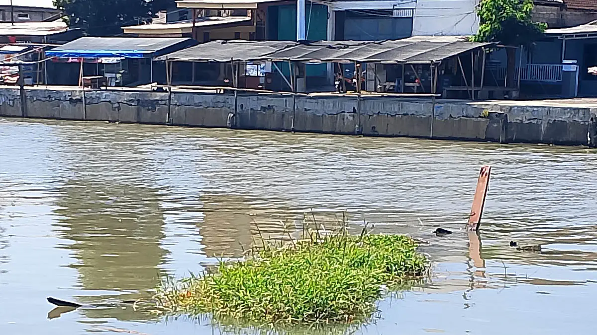 SIAP DINORMALISASI: Kondisi Sungai Gembong, Kota Pasuruan, yang mulai dinormalisasi. Sejauh ini masih ada bangkai kapal yang belum terangkat. (Camat Panggungrejo for Radar Bromo)