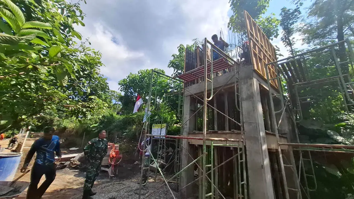SINERGI: Anggota Kodim 0820/Probolinggo bersinergi dengan warga Desa Brabe, Kecamatan Maron, Kabupaten Probolinggo dalam giat TMMD 2026. (Kodim 0820 Probolinggo for Radar Bromo)