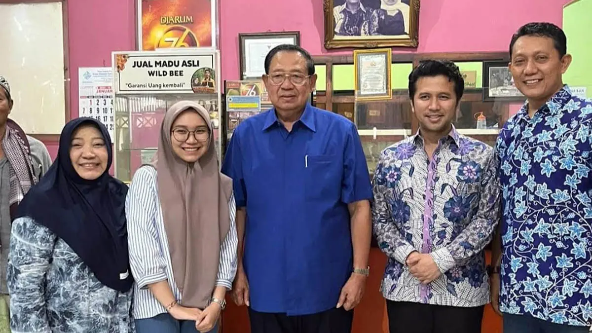 TERKENAL: Presiden ke-6 RI Susilo Bambang Yudhoyono (tengah) saat berfoto bersama Pemilik warung Rawon Nguling, Ir. Ar. H. Rofiq Ali Pribadi, S.T., M.T., IPM., IAI (paling kanan) di warung Rawon Nguling. (Rofiq Ali Pribadi for Radar Bromo)
