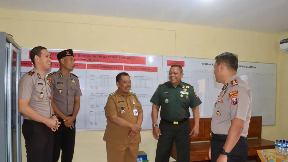 TINJAU MARKAS: Kapolres Probolinggo AKBP M. Wahyudin Latif (kanan) meninjau ruangan Polsek Bantaran yang baru selesai direnovasi. (Foto: Polres Probolinggo for Jawa Pos Radar Bromo)