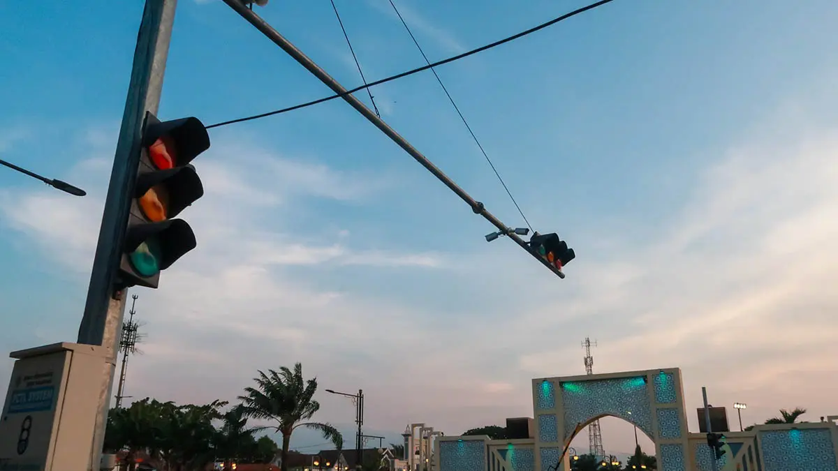 UNTUK PENYEBERANGAN: Traffic light yang terpasang di Alun-alun Pasuruan. Hampir semua simpang jalan di kota sudah terpasang lampu lalu lintas yang membutuhkan perawatan. (Foto: M Zubaidillah Jawa Pos Radar Bromo)