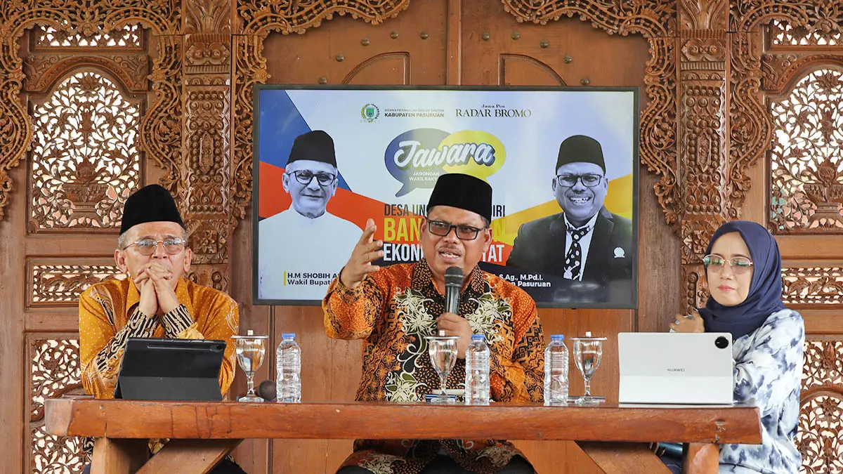 URUN REMBUG: Ketua DPRD Kabupaten Pasuruan, Samsul Hidayat (tengah) bersama Wakil Bupati, Shobih Asrori (kiri) menjadi narasumber talkshow Jawara. (DPRD Kabupaten Pasuruan for Radar Bromo)