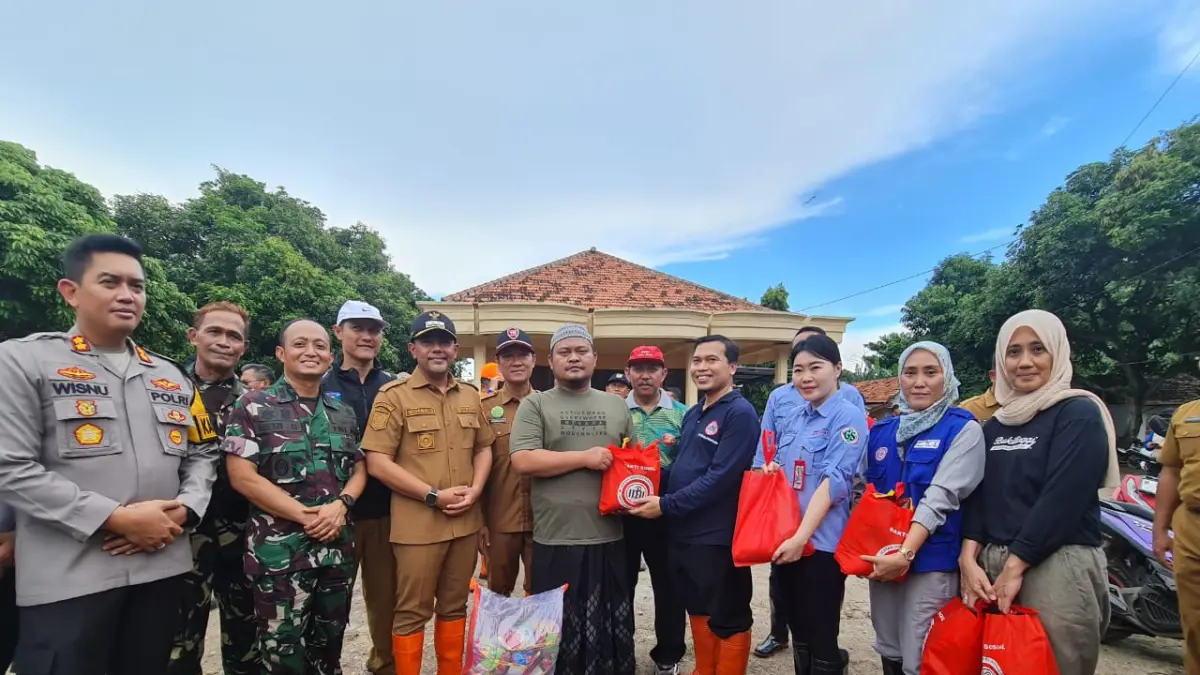 BAKSOS: Ketua IDI Cabang Kabupaten Probolinggo dr. Syahrudi, Sp.B, FINACS.; Bupati Probolinggo dr. Mohammad Haris, Forkopinda, dan pihak lain saat menyerahkan sembako kepada warga korban banjir di Kecamatan Krejengan. 