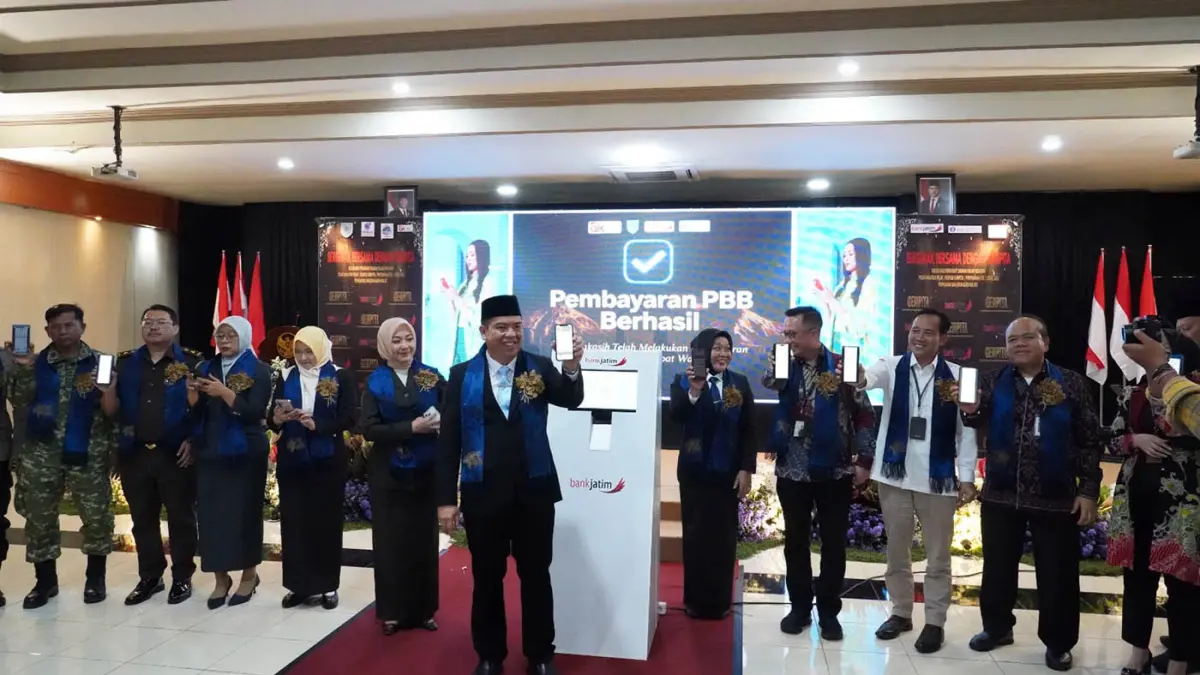 DIGITAL: Wali Kota Probolinggo  dr. H. Aminuddin, Sp.OG.(K)., M.Kes. bersama undangan saat mencoba alat pembayaran pajak digital.