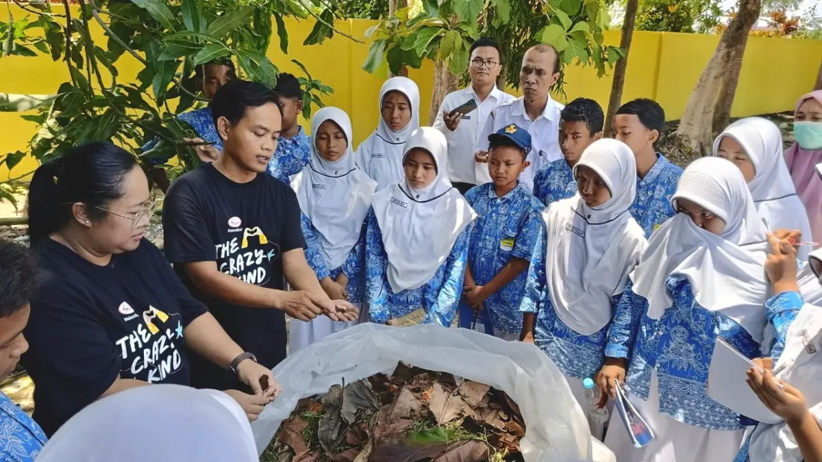 EDUKASI: PT Sasa Inti memberikan edukasi komposting kepada siswa sekolah.