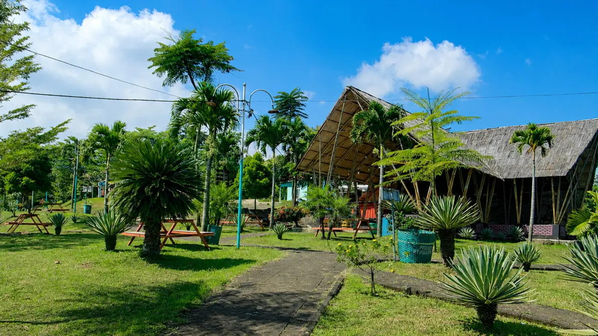 INDAH: Rest Area Betek berdiri di tanah kas Desa Betek, menawarkan keindahan dan kesejukan khas suasana pegunungan.