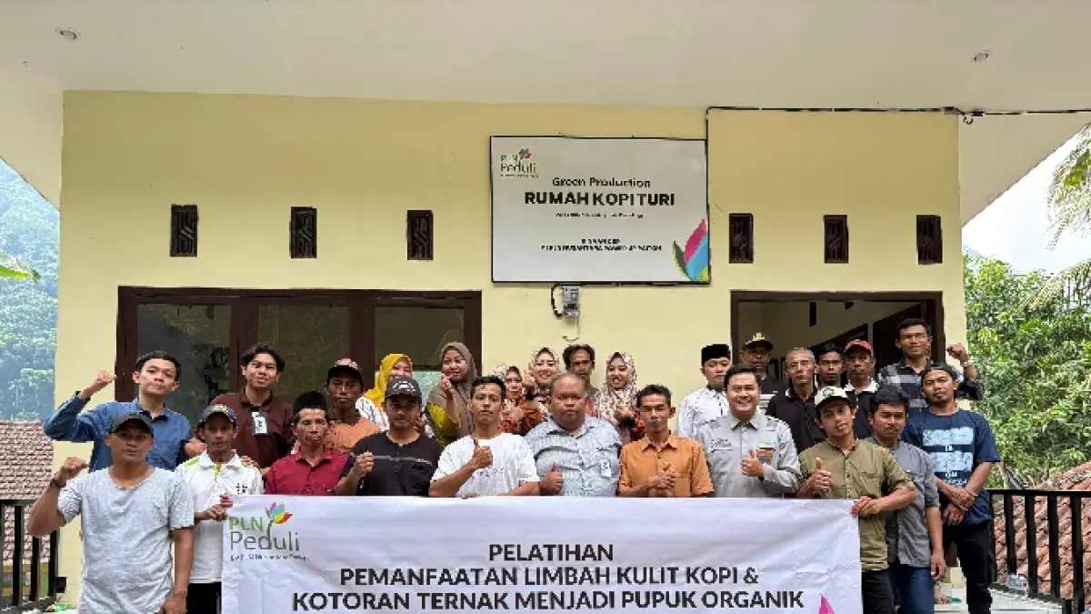 INOVATIF: PLN NP UP Paiton juga memberikan pelatihan pemanfaatan limbah kulit kopi dan kotoran ternak ayam menjadi pupuk organik.