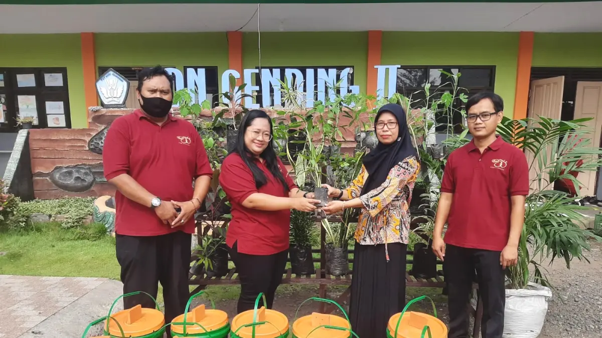 JAGA LINGKUNGAN: PT Sasa Inti memberikan bantuan tempat sampah pada SDN Gending II.