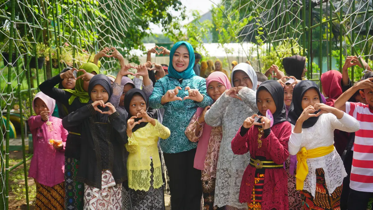 Ketua TP PKK dr Evariani Aminuddin bersama anak-anak dalam suatu kesempatan. 