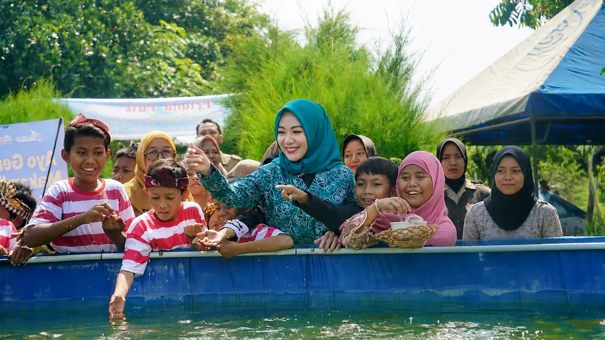 Ketua TP PKK Kota Probolinggo dr Evariani Aminuddin bersama anak-anak saat meninjau kolam lele. 