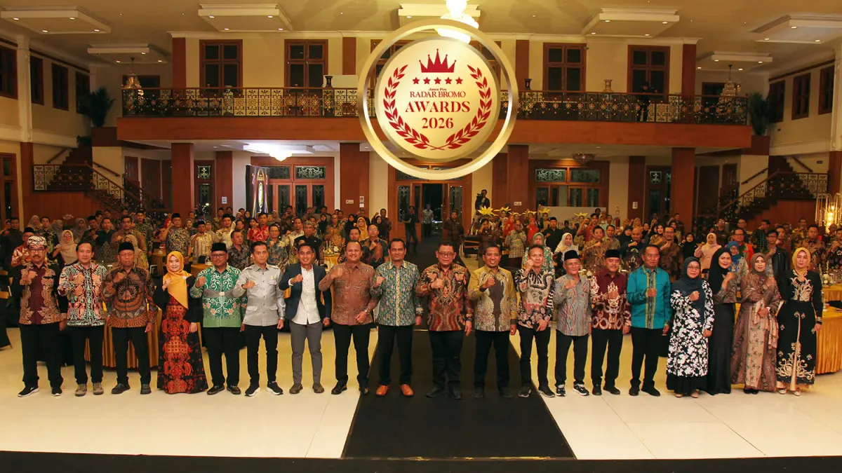 KOLABORASI: Direktur Jawa Pos Radar Bromo H. Suyut foto bareng para penerima Radar Bromo Awards 2026 dan undangan di malam penganugerahan Radar Bromo Awards 2026, Selasa (30/6). (Mokhamad Zubaidillah/ Radar Bromo)