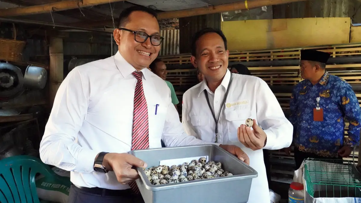 KOMPAK: Kepala Kantor Perwakilan BI Malang Indra Kuspriyadi (kanan) bersama kepala BPPKAD Kota Probolinggo Pujo Agung Satrio, S.STP., M.Si. menunjukkan hasil peternakan puyuh.