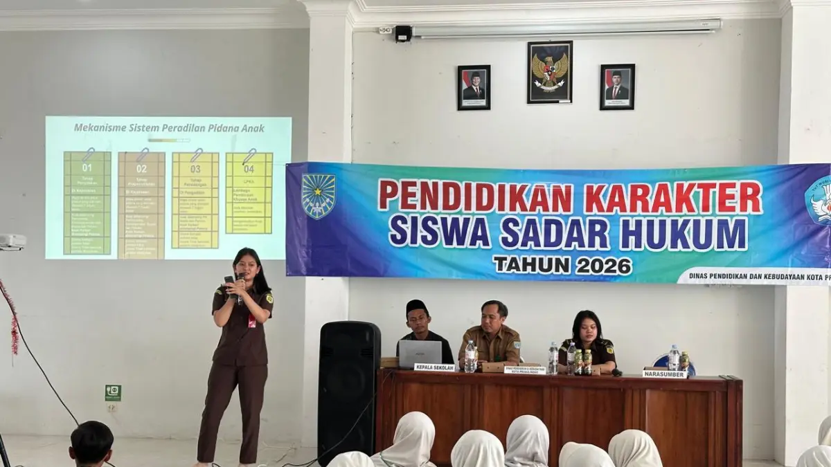 MASUK SEKOLAH: Tim Kejari Kota Probolinggo memberikan Penyuluhan dan Penerangan Hukum dalam Program Jaksa Masuk Sekolah (JMS) di SMPN 3 Kota Probolinggo.
