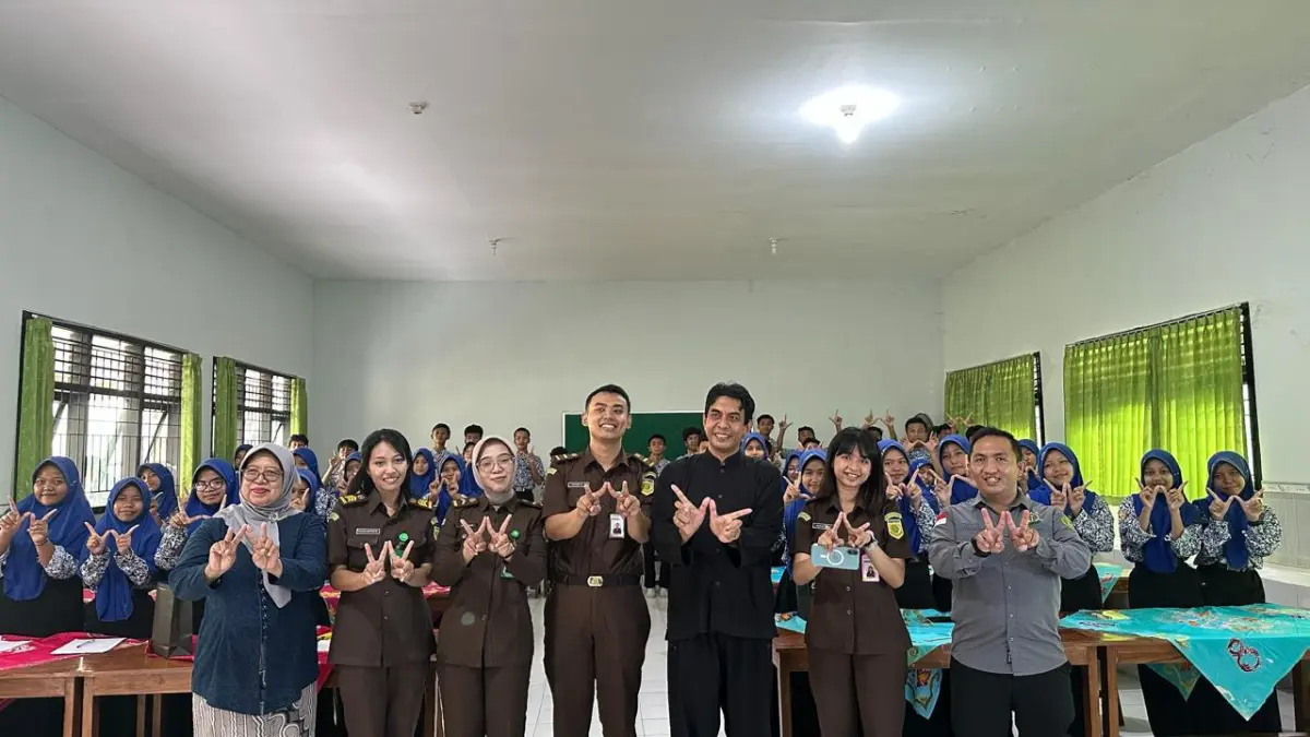 MASUK SEKOLAH: Tim Kejari Kota Probolinggo memberikan Penyuluhan dan Penerangan Hukum dalam Program Jaksa Masuk Sekolah (JMS) di SMPN 3 Kota Probolinggo.