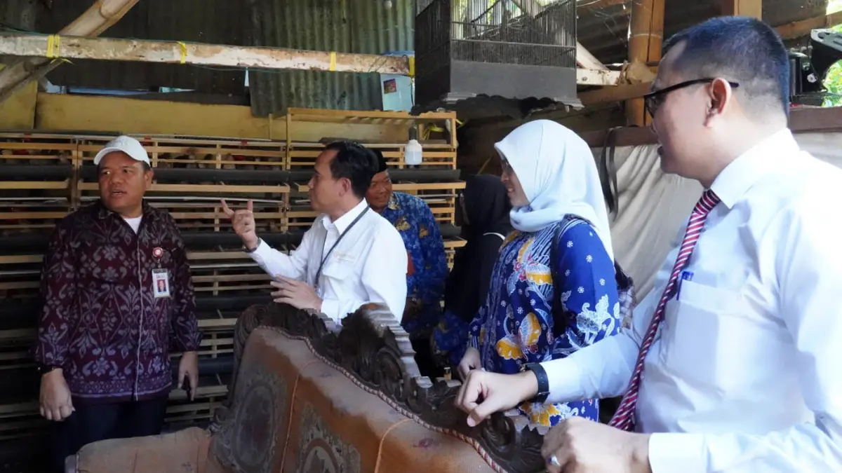 MENINJAU: Kepala Kantor Perwakilan BI Malang Indra Kuspriyadi bersama BPPKAD Kota Probolinggo saat survei bantuan budi daya peternakan puyuh yang merupakan program Pemkot Probolinggo.